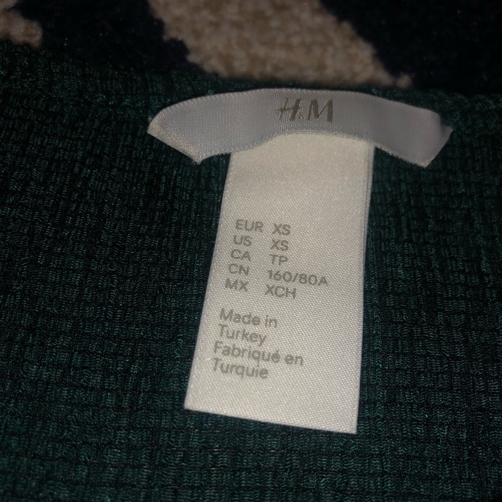 H&M Cold Shoulder Top - Picture 2 of 3